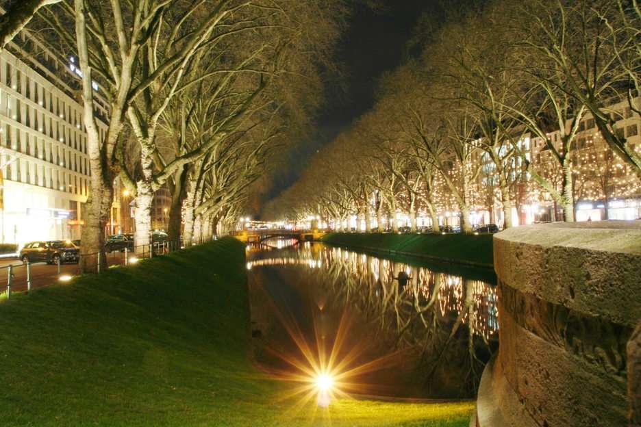 Düsseldorfer Königsallee bei Nacht Online-Puzzle
