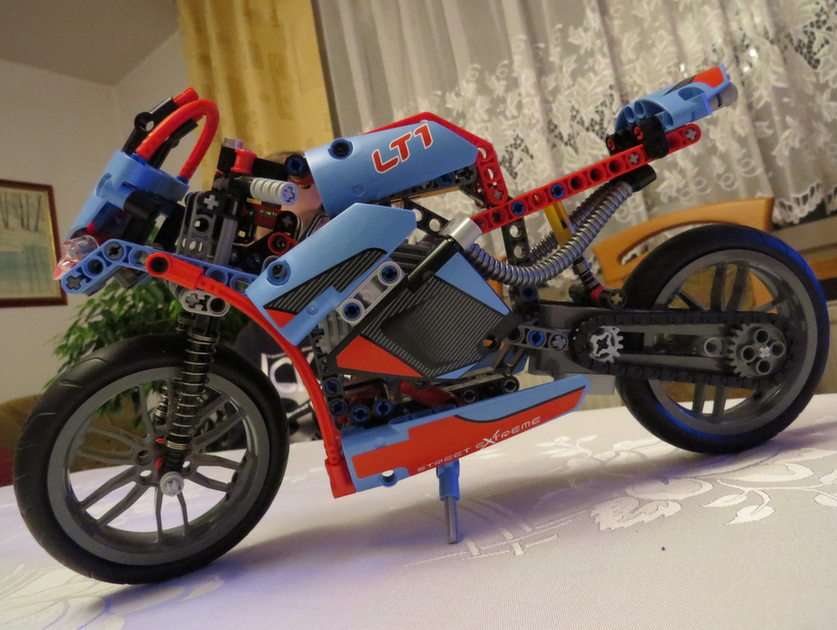 motocicleta hecha de bloques puzzle online a partir de foto