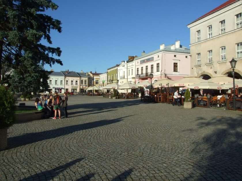 La plaza del mercado de Krosno puzzle online a partir de foto