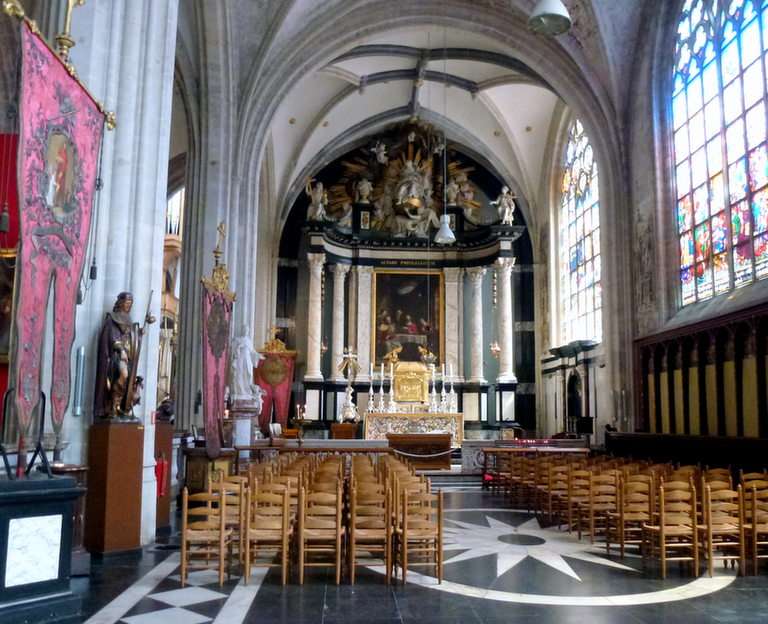 Το εσωτερικό του καθεδρικού ναού online παζλ