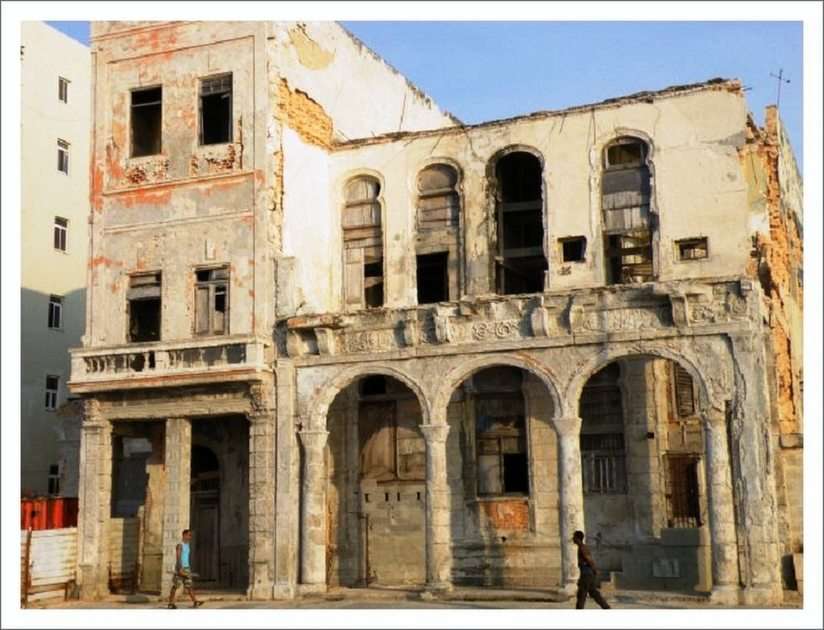 Edificio en La Habana (Куба) онлайн пъзел от снимка