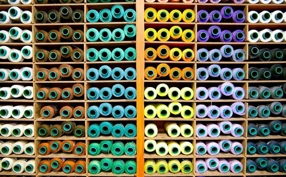estanteria con hilos de colores Pussel online