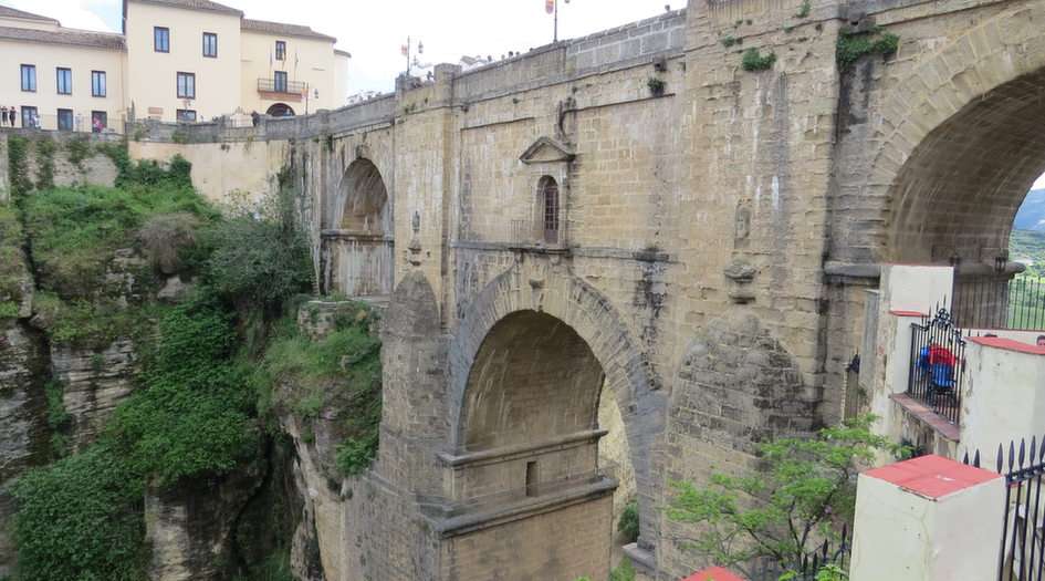Μια γέφυρα που συνδέει δύο μέρη της Ronda παζλ online από φωτογραφία