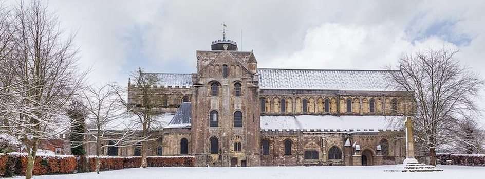 Romsey Abbey, England puzzle online from photo