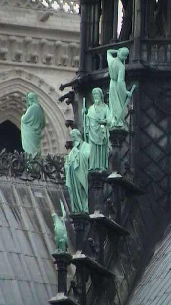 Statutes near one of the spires of Notre Dame online puzzle