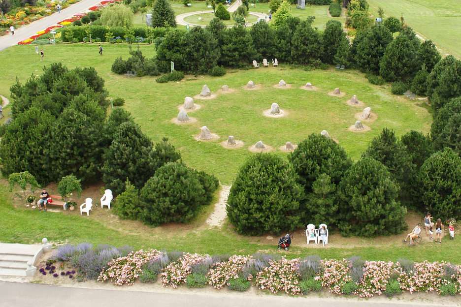 Cercul de piatră din grădinile Hortulus Spectabilis puzzle online din fotografie