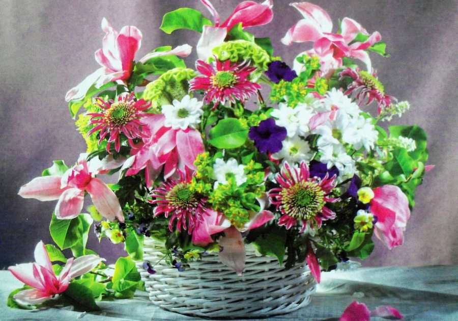 Een mand met bloemen puzzel online van foto