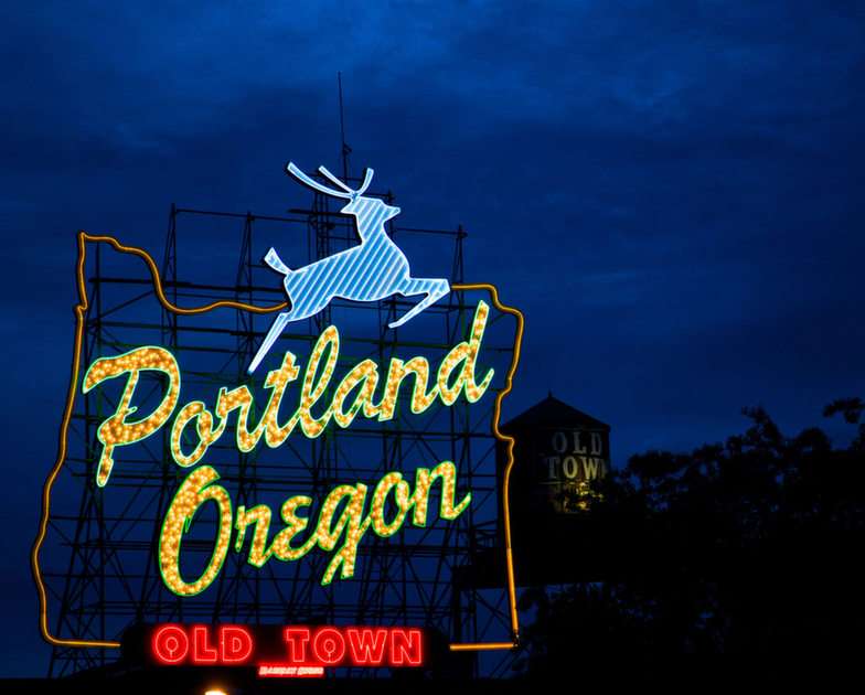 Cerbul alb din Portland puzzle online din fotografie