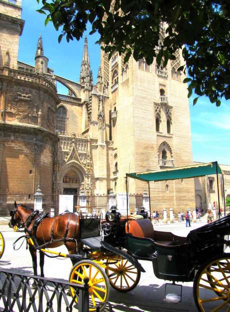 Frente a la Catedral de St. Virgen María en Sevilla puzzle online a partir de foto
