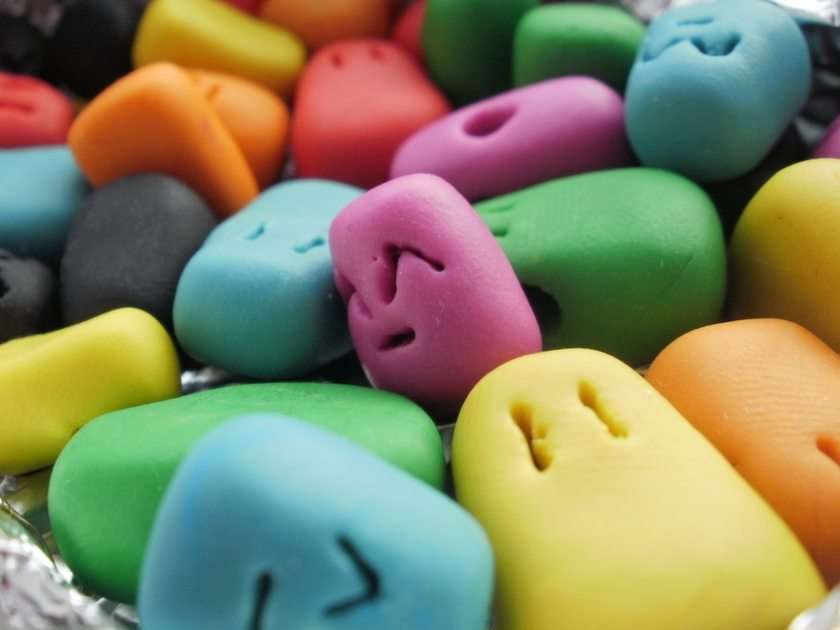 Marshmallows de arco-íris felizes puzzle online