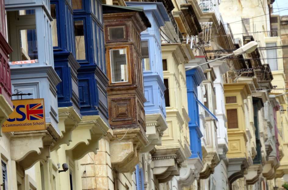 Fachadas de casas en Sliema, Malta rompecabezas en línea
