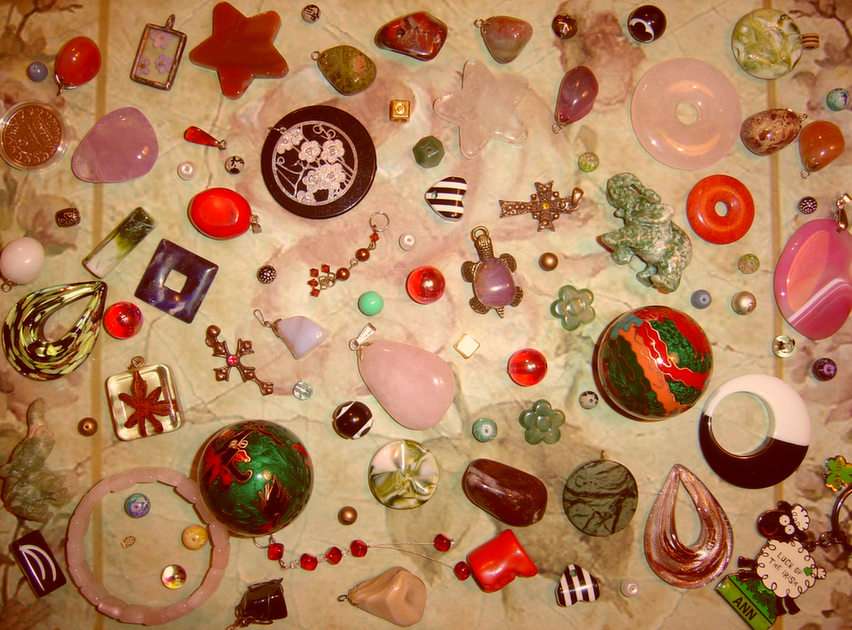 beads, pendants and other trinkets online puzzle