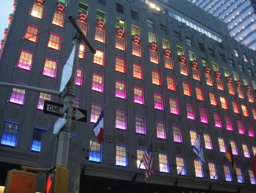 Szivárványos ablakok NYC-ben puzzle online fotóról