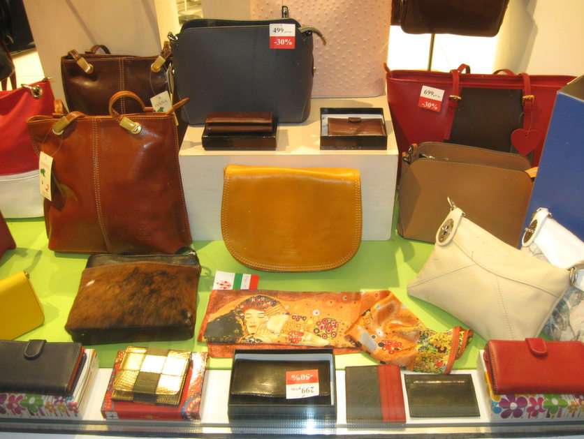 Чанти и аксесоари онлайн пъзел от снимка