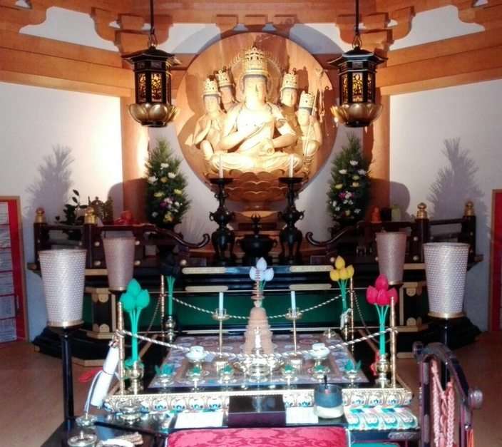 Într-un templu budist puzzle online din fotografie