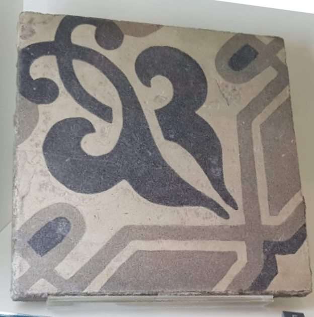 Floor tile online puzzle