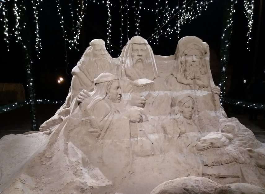 The nativity scene and the sand puzzle online from photo