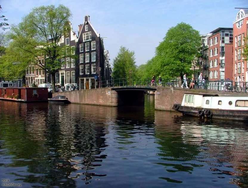 Water canal in Amsterdam online puzzle