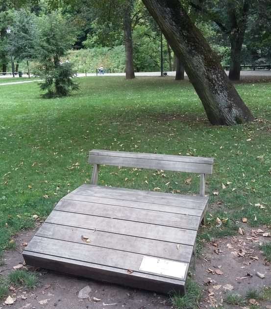 A bench puzzle online from photo