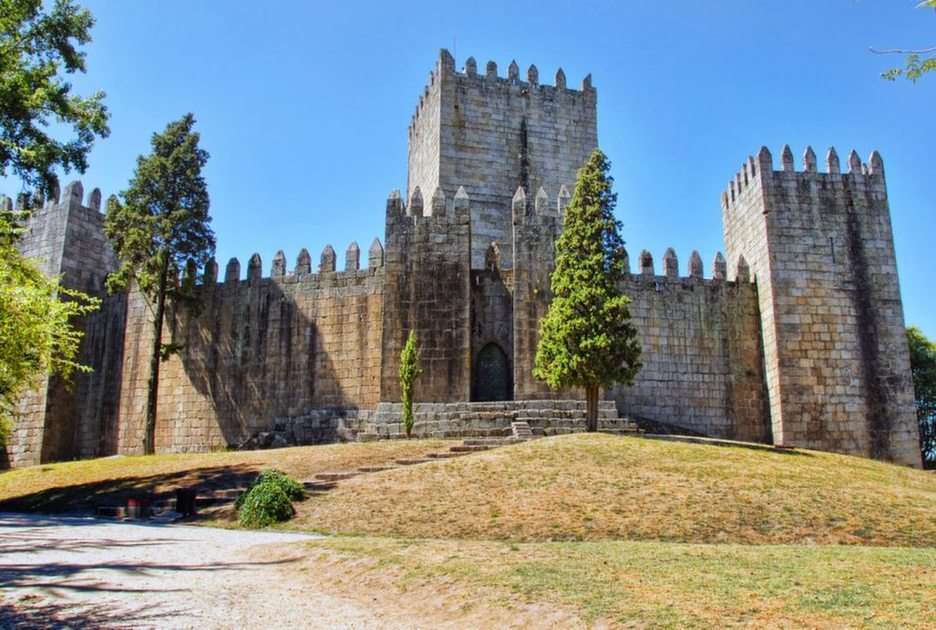 Castelo de Guimarães puzzle online a partir de fotografia
