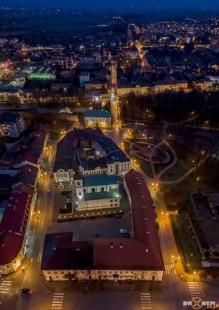 Wieluń de nuit puzzle en ligne à partir d'une photo
