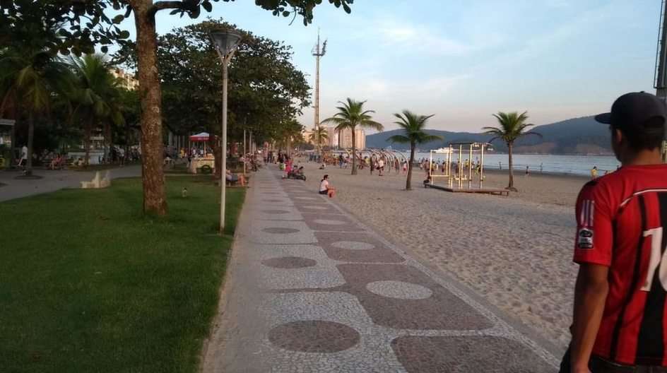 Calçada da praia Itararé com vista praia онлайн пъзел