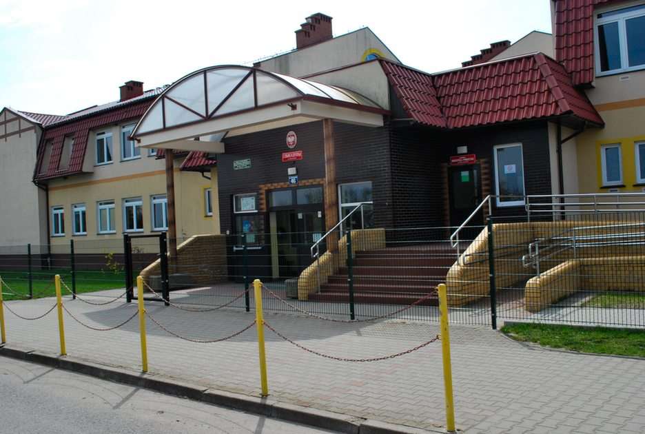 Δημοτικό σχολείο σε Dolice - Ogrodowa online παζλ