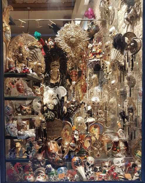 Shop window in Venice puzzle online from photo