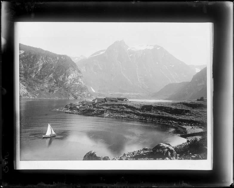 Berke, Hjorundfjord, Ansichten. Online-Puzzle