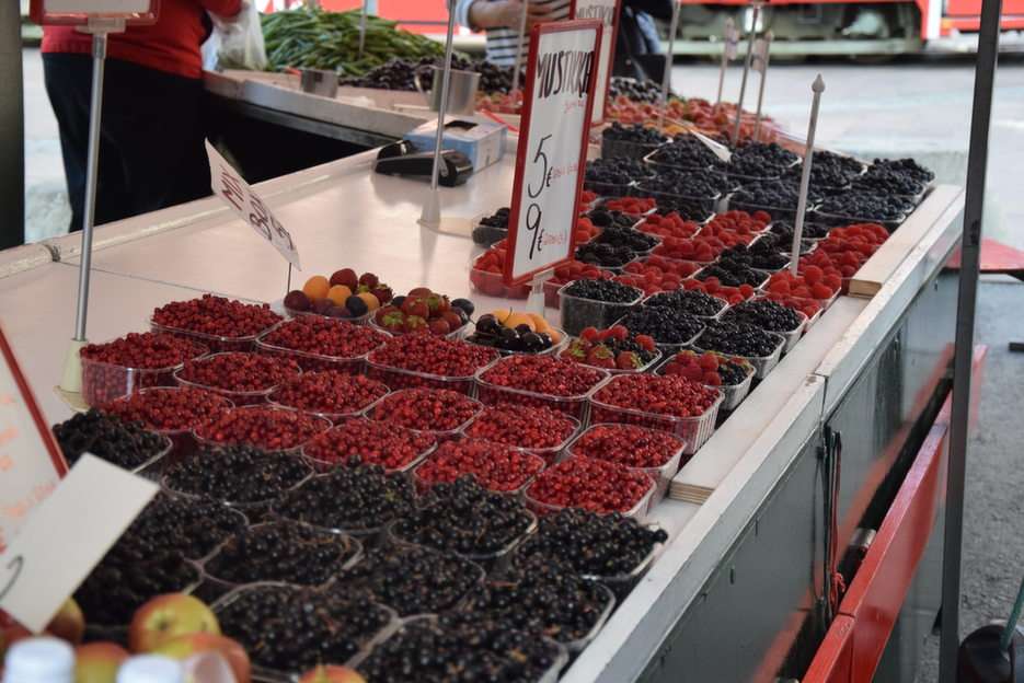 Fruta en el mercado Kauppatori en Helsinki rompecabezas en línea