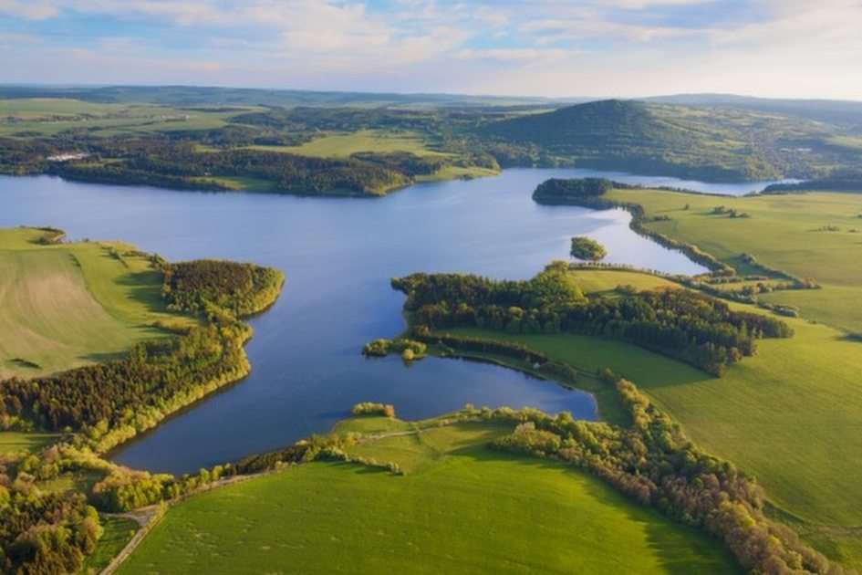 Landschaft mit einem See Online-Puzzle