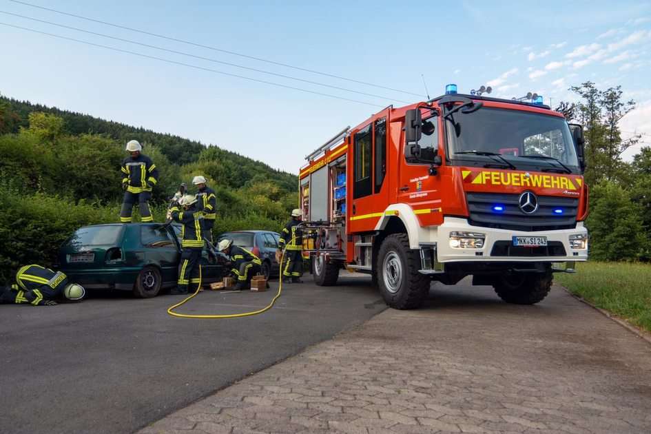 LF 10 Freiwillige Feuerwehr Altengronau puzzle online a partir de fotografia