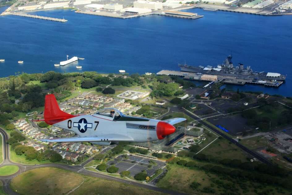 P51 Mustang peste Pearl Harbor puzzle online din fotografie