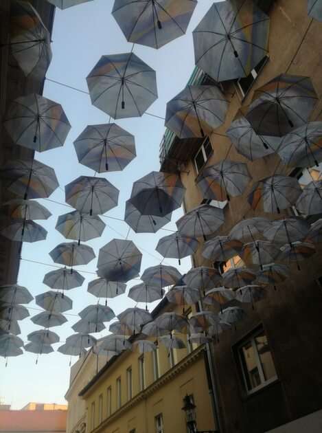Regenschirme in der Luft Online-Puzzle