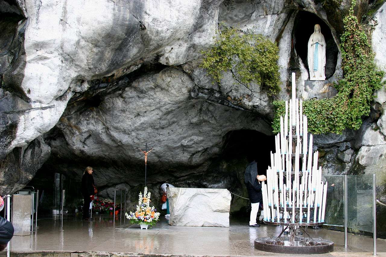 Lourdes - the capital of the sick. puzzle online from photo