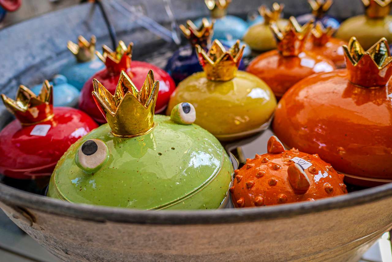 Декорация на жаби онлайн пъзел от снимка