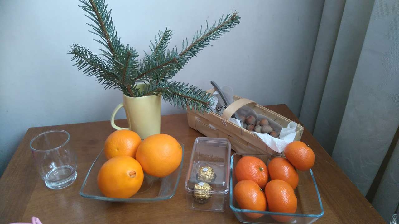 Bonbons d'hiver sous le reste de l'arbre de Noël ;-) puzzle en ligne