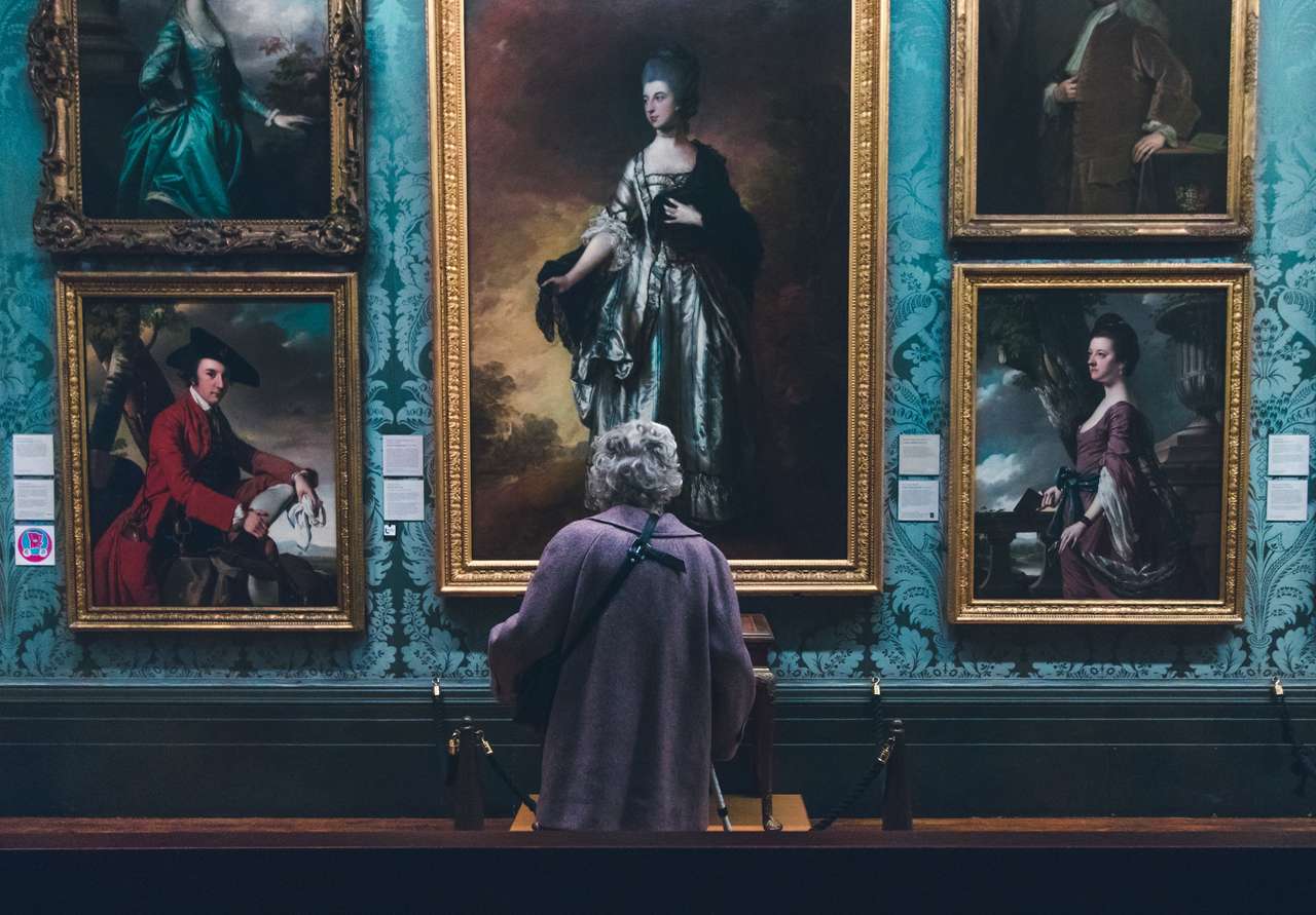 Vrouw die schilderijen bekijkt puzzel online van foto