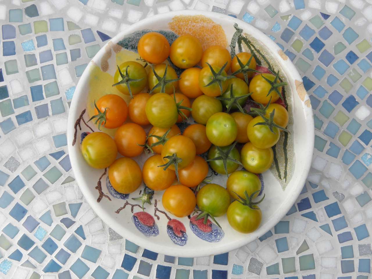 Tomatoes on a plate online puzzle