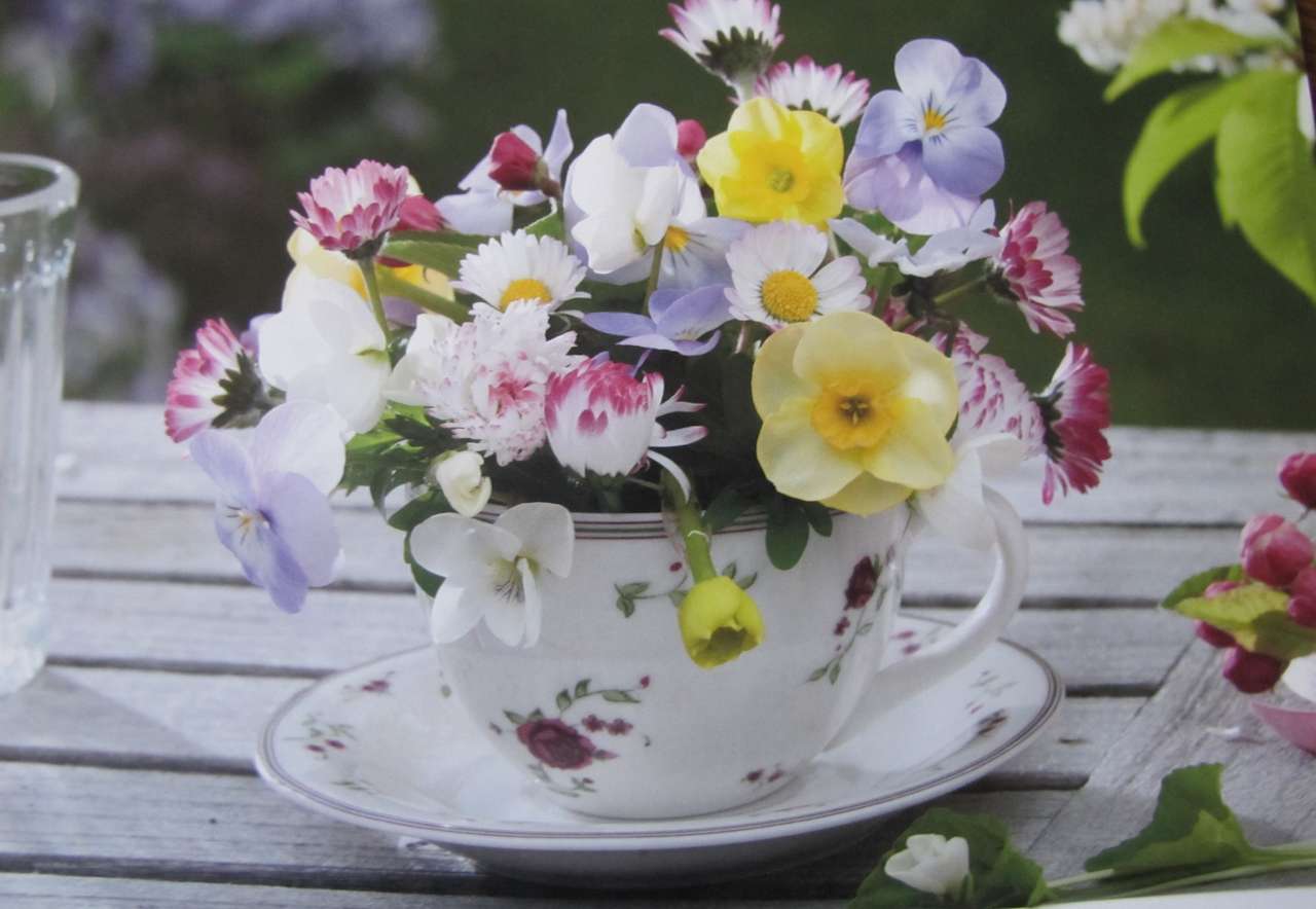 весна в чашке пазл онлайн из фото
