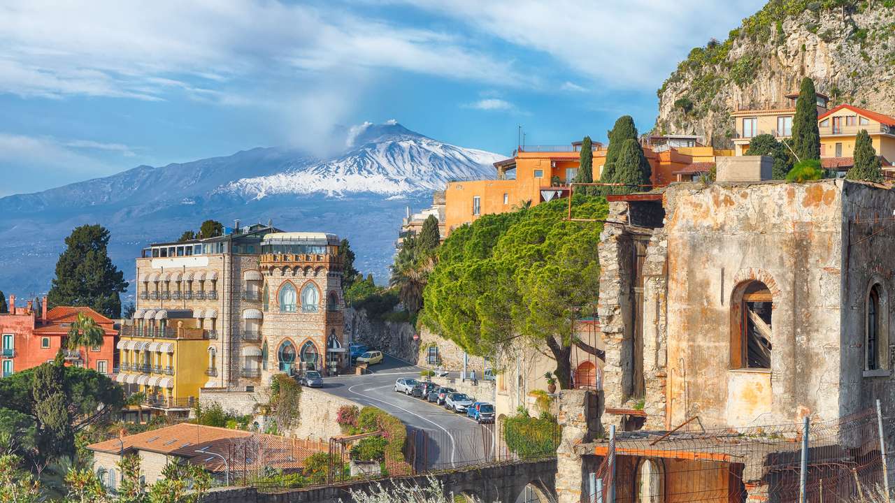 Cidade de Taormina com vulcão Etna puzzle online a partir de fotografia