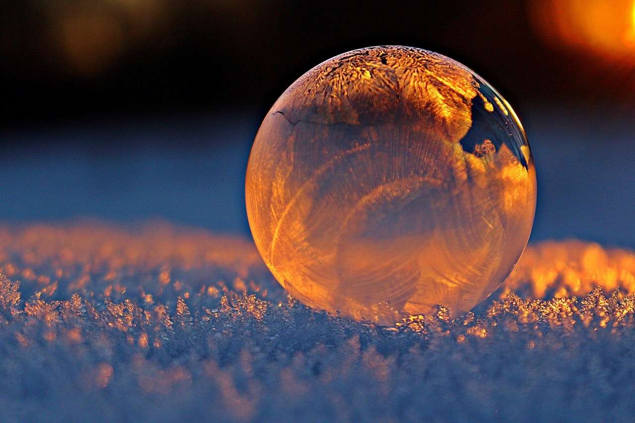 Bulă de gheață în strălucirea soarelui puzzle online