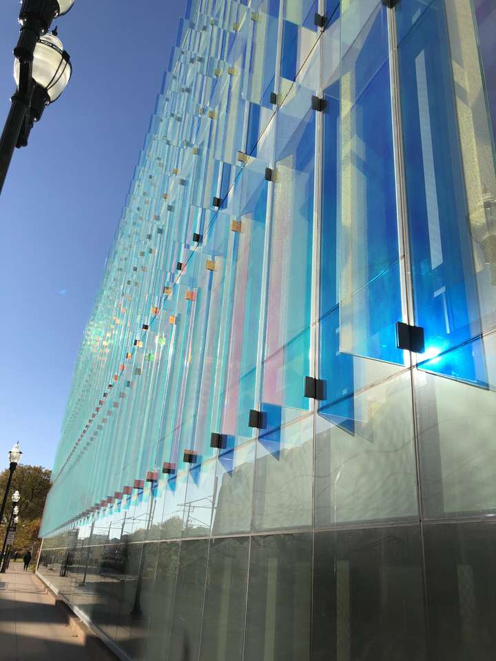 Lysande blå paneler på Amundson Hall Pussel online