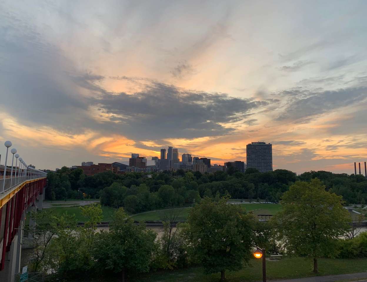 Minneapolis Skyline Západ slunce a mraky puzzle online z fotografie