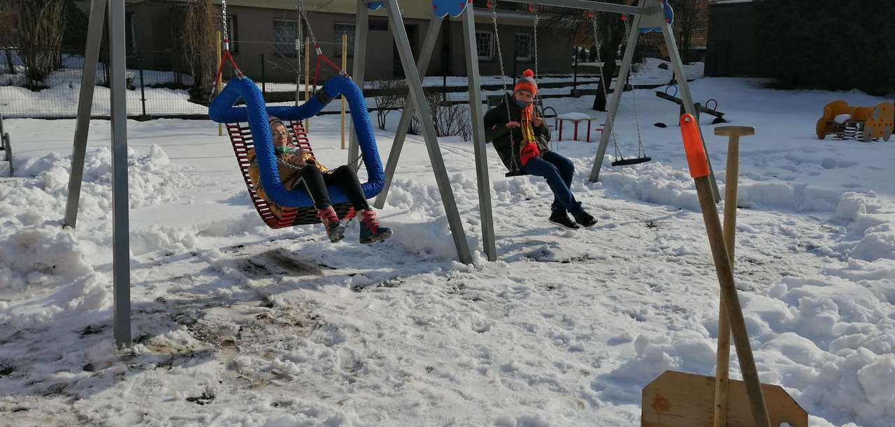 Детска площадка през зимата онлайн пъзел от снимка