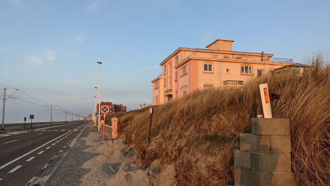 Hus längs stranden pussel online från foto