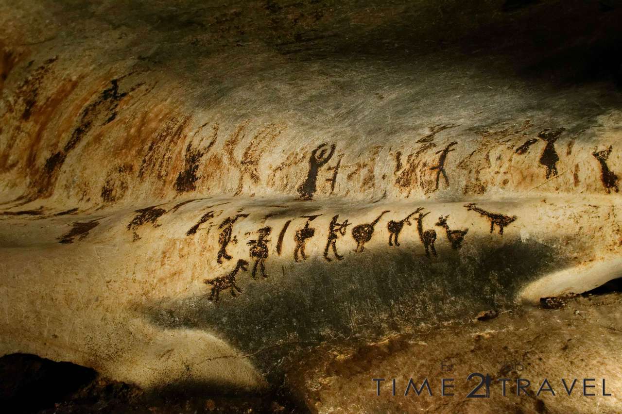 Рисунки людей в пещере Магурата пазл онлайн из фото