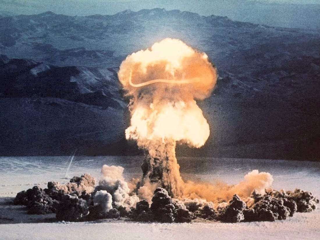 imagem de explosão nuclear. puzzle online