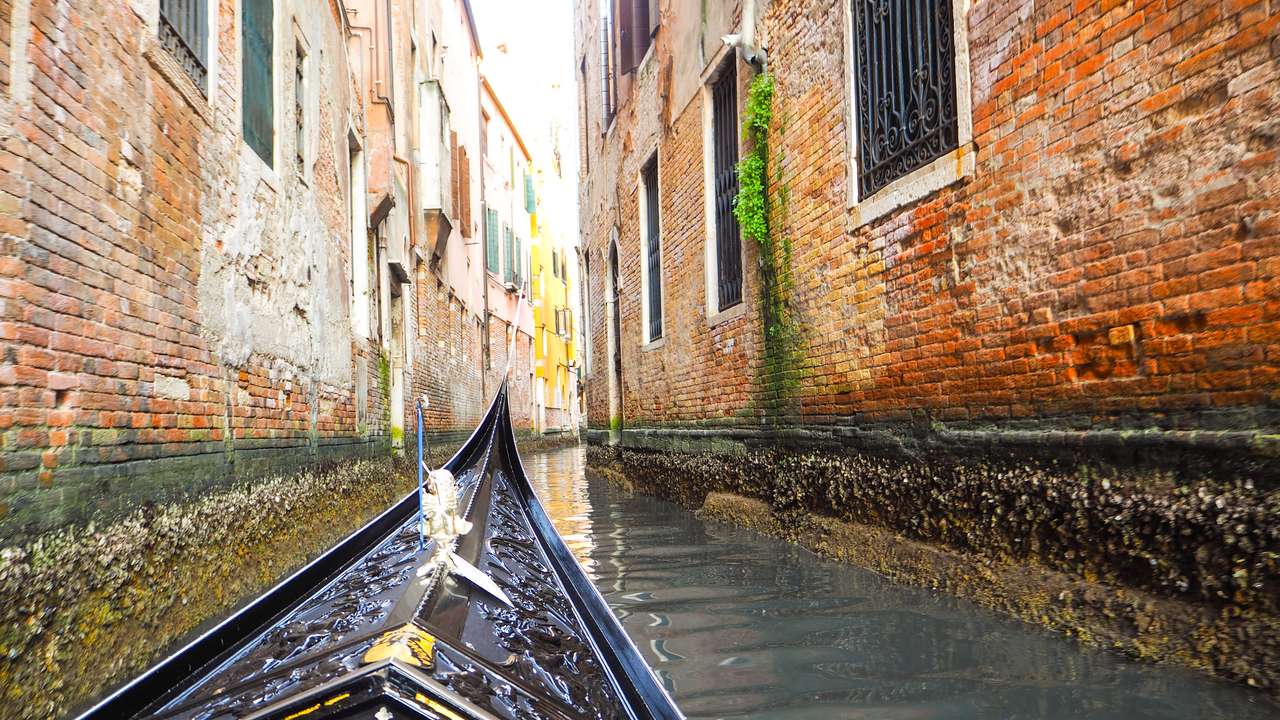 Гондола на канале в Венеции пазл онлайн из фото