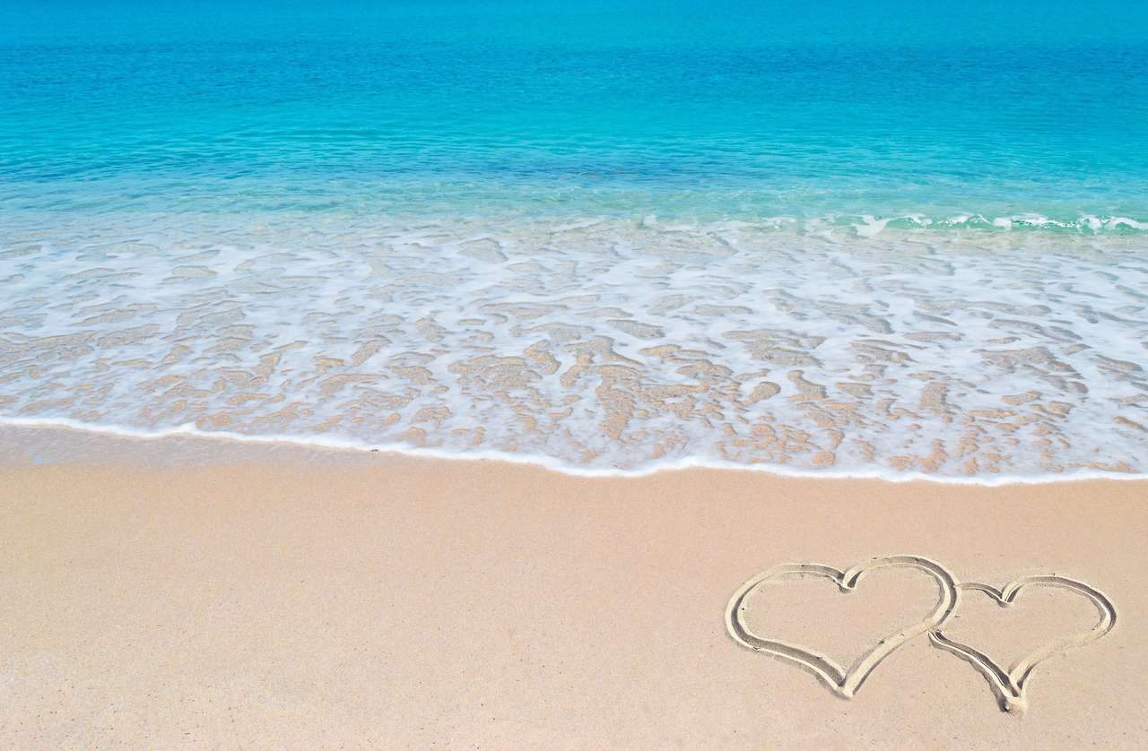 Сердца, нарисованные на песке онлайн-пазл